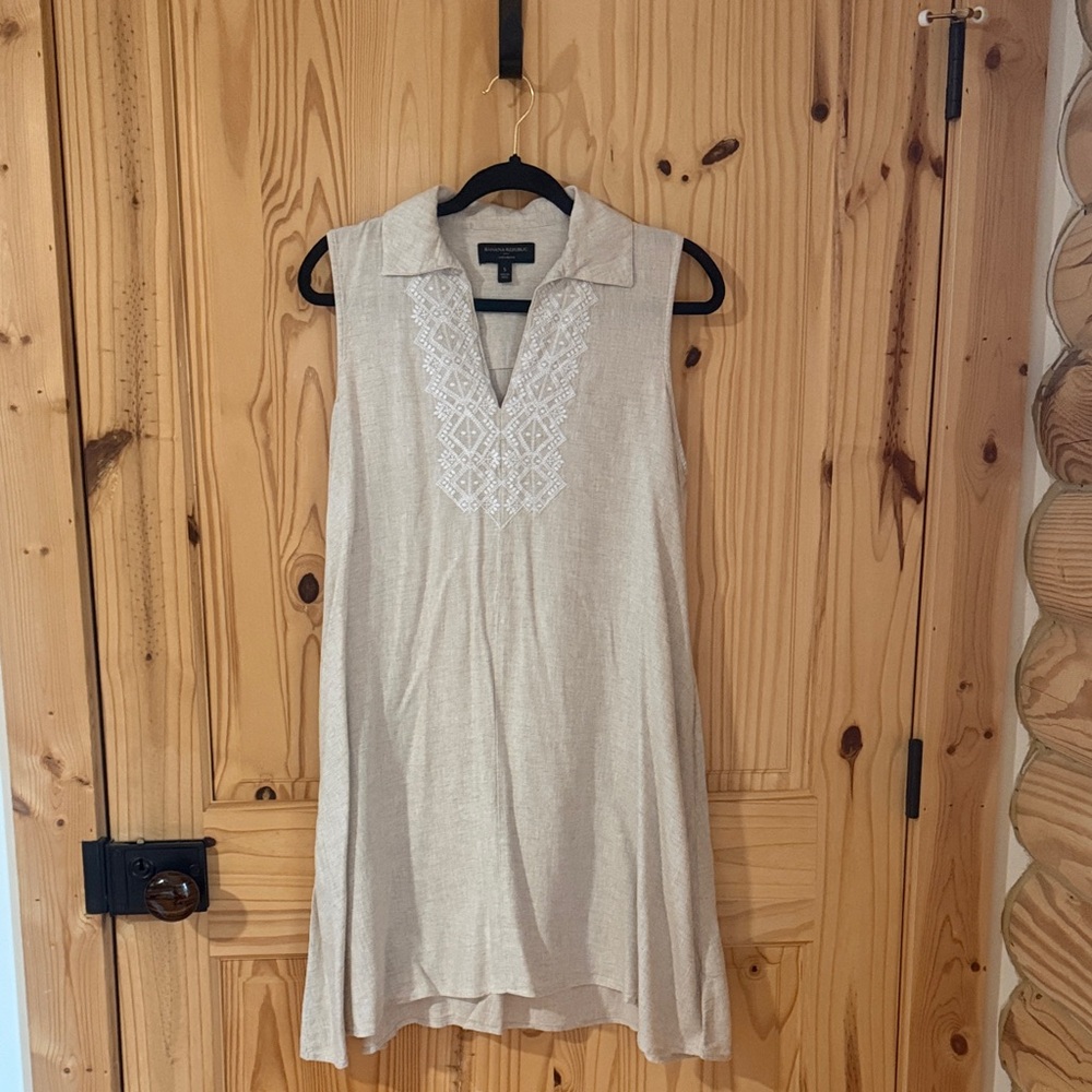 Banana Republic Cream Sleeveless Tunic with White Embroidery